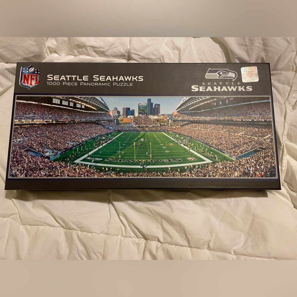 COMPLETE SEATTLE SEAHAWKS FANS AND STADIUM 1000 PIECE PANORAMIC PUZZLE